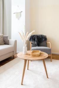 een woonkamer met een salontafel en een bank bij 165m2 Downtown Family Suite 5BR, 3Bath, kids room, 11min Alexanderplatz in Berlijn