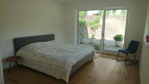 - une chambre avec un lit, une chaise et une fenêtre dans l'établissement Ruhezeit, à Stockach