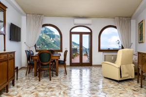 - un salon avec une table et des chaises dans l'établissement A casa di Antonio, à Positano