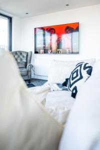 un soggiorno con divano e sedia di Luxurious 2-Bedroom Penthouse Apartment with Stunning Glass-Wall Views in Barnsley Town Centre a Barnsley