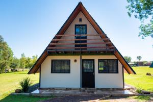 ein kleines Haus mit Dachschräge in der Unterkunft Campo Verde Bungalows in Capitán Miranda