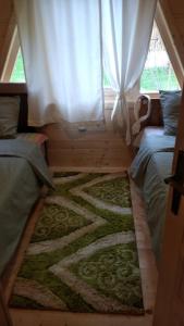 Giường trong phòng chung tại Etno house Bajka