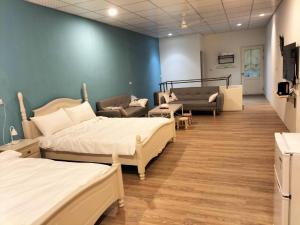 Postel nebo postele na pokoji v ubytování Fangliao Little Swallow Light Hotel
