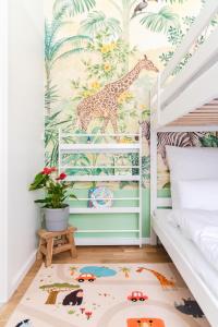 1 dormitorio con un mural de una jirafa en la pared en 165m2 Downtown Family Suite 5BR, 3Bath, kids room, 11min Alexanderplatz en Berlín