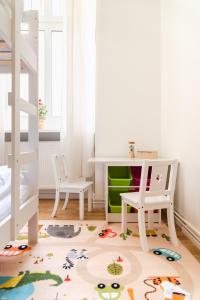 een kinderkamer met een bureau en een stoel bij 165m2 Downtown Family Suite 5BR, 3Bath, kids room, 11min Alexanderplatz in Berlijn +45 foto's
