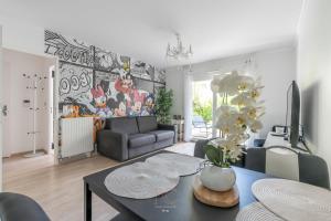 ein Wohnzimmer mit Sofa und Tisch in der Unterkunft Disneyland-Paris 4pers,Wifi, parking in Chessy