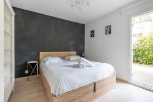 ein Schlafzimmer mit einem Bett und einer schwarzen Wand in der Unterkunft Disneyland-Paris 4pers,Wifi, parking in Chessy + 13 Fotos