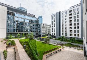 dziedziniec w mieście z ławkami i budynkami w obiekcie Wola Grzybowska Industrial Apartment w Warszawie