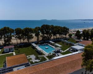 ein Luftblick auf ein Resort mit Pool und Strand in der Unterkunft Hotel Lido Beach in Oristano