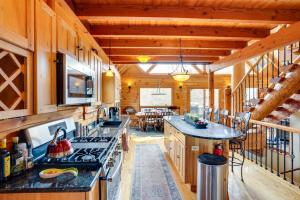 Kuchyň nebo kuchyňský kout v ubytování Massachusetts Vacation Rental with Deck and Grill
