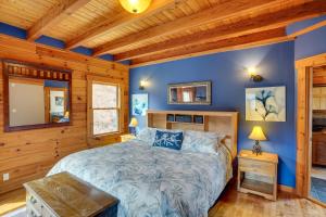 - une chambre avec un lit et un plafond en bois dans l'établissement Massachusetts Vacation Rental with Deck and Grill, à Cheshire
