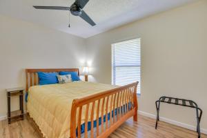 Säng eller sängar i ett rum på Bradenton Vacation Rental Home Patio and Backyard