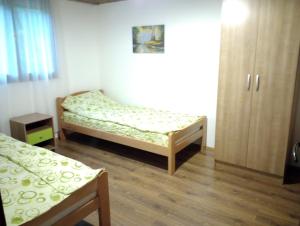 Postel nebo postele na pokoji v ubytování Apartmani Dunav Apatin