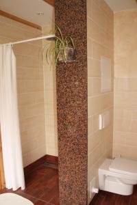 ヴィスマールにあるFerienhaus-am-Kuhmoorのバスルーム(トイレ、シャワー付)