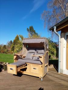 ein Bett auf einer Veranda in der Unterkunft Ferienhaus am Kuhmoor in Wismar