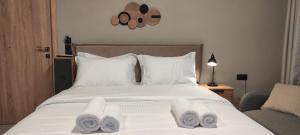 a bedroom with a bed with white towels on it at Cruzeto in Syvota