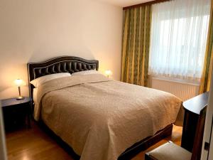 Un dormitorio con una cama grande y una ventana en Near VIC Austria Center, 90sqm, 3BR, LR, Kitchen, 6min to VIC, 10min to City U1, en Viena