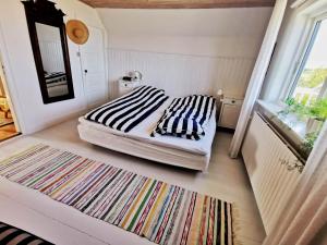 1 dormitorio con cama y alfombra en el suelo en Seaview en Hylleholt