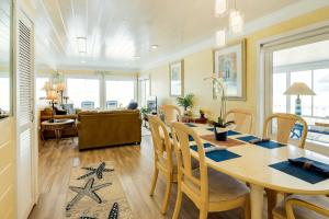 Χώρος καθιστικού στο Between the Dunes Breezy Beachfront Oceano Home!