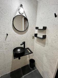 Espiens的住宿－Borderie de Vérone，浴室设有黑色水槽和镜子