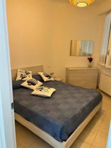 1 dormitorio con 1 cama con 2 almohadas en Sant'Agostino 2, en San Remo