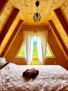1 dormitorio con 1 cama grande y ventana en Etno house Bajka, en Žabljak