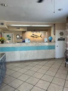 un bar en la piscina en una habitación de hotel en Hole Inn the Wall Hotel - Fort Walton Beach - Sunset Plaza - near Beaches & Hurlburt, en Fort Walton Beach