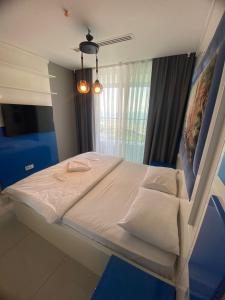 uma cama grande num quarto azul e branco em Kaplan Suites 157 em Istambul