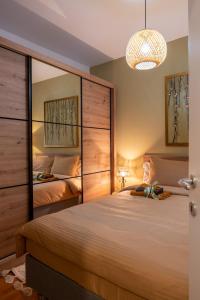 um quarto com uma cama grande e um lustre em Apartman Nest em Vranje