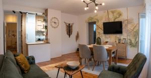 - un salon avec une table et une salle à manger dans l'établissement Apartman Nest, à Vranje