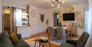 TV a/nebo společenská místnost v ubytování Apartman Nest