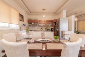 a kitchen and dining room with a table and chairs at Zamor Family Villa 1 in Mouzákion