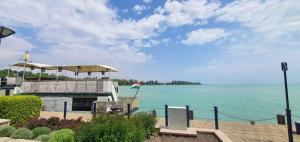 バラトンフレドにあるHoliday home Balatonfüred/Balaton 18764の旗を掲げた水辺の建物