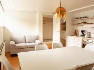 uma cozinha e sala de estar com uma mesa branca e cadeiras em 2BR apartment / Tórshavn / 10min walk to city centre em Tórshavn