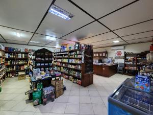 Supermarket nebo jiné obchody v  hotelu nebo okolí