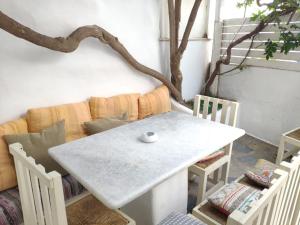 - une table et des chaises blanches dans la chambre dans l'établissement Lydia's Charming House in Naoussa, à Náoussa