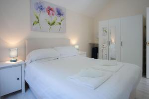 Voodi või voodid majutusasutuse Bluebird - 2 Bedroom Apartment - Pendine toas