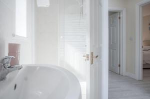 Koupelna v ubytování Sunbeam - 2 Bedroom Apartment - Pendine