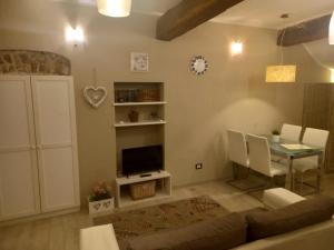 a living room with a couch and a table at Antico Vicolo - Appartamento Giulia in Vercelli