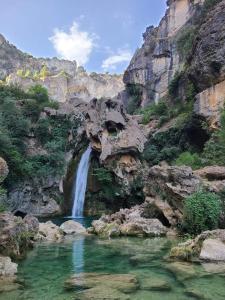 una cascada en un cañón con un cuerpo de agua en CASITA CAZORLA, en Cazorla