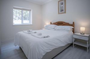 เตียงในห้องที่ Seafarer - 2 Bedroom Apartment - Pendine