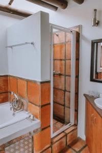 y baño con ducha y lavamanos. en Ocean View Cottage, Springerbaai en Boggomsbaai