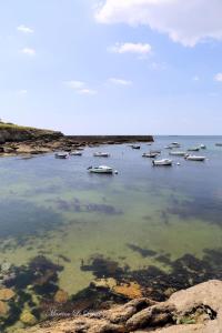 un groupe de bateaux dans une grande masse d'eau dans l'établissement TY Maelou, à Ploemeur