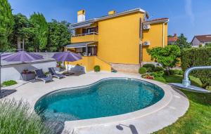 ein Haus mit Pool im Hof in der Unterkunft Villa Jasmine with swimming pool in Pula