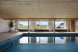 een groot zwembad in een huis met bij Landliebe mit Seenähe und Innenpool 