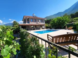 Villa con piscina y casa en Fethiye Üzümlüde havuzlu müstakil tatil villası, en Fethiye