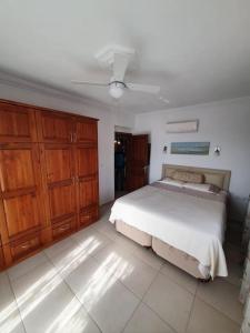 1 dormitorio con cama blanca y armarios de madera en Fethiye Üzümlüde havuzlu müstakil tatil villası, en Fethiye