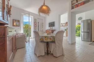 uma cozinha e sala de jantar com mesa e cadeiras em Letizia lake house panoramic view em Colle di Tora