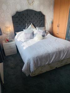 ein Schlafzimmer mit einem großen Bett mit weißer Bettwäsche und Kissen in der Unterkunft Rode house home stay in Rode Heath