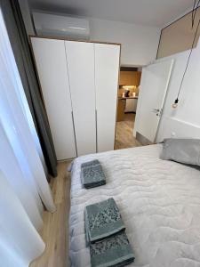 een slaapkamer met een bed met twee dienbladen erop bij Sofia Opera Apartment in Sofia
